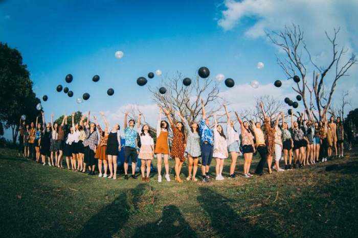 Chụp kỷ yếu cùng bóng bay gửi tới tương lai điều mơ ước