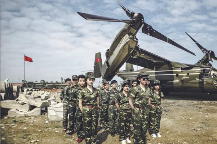 Chụp ảnh kỷ yếu trong trang phục quân đội