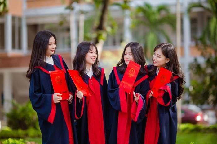 Chụp kỷ yếu cùng nhóm bạn thân trong trang phục áo cử nhân
