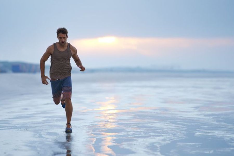 Cách tạo dáng chụp hình đang chạy ở bãi biển