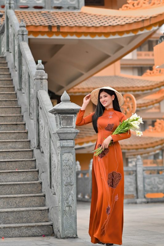 #35 Cách tạo dáng chụp ảnh áo dài ở chùa đẹp, thanh lịch