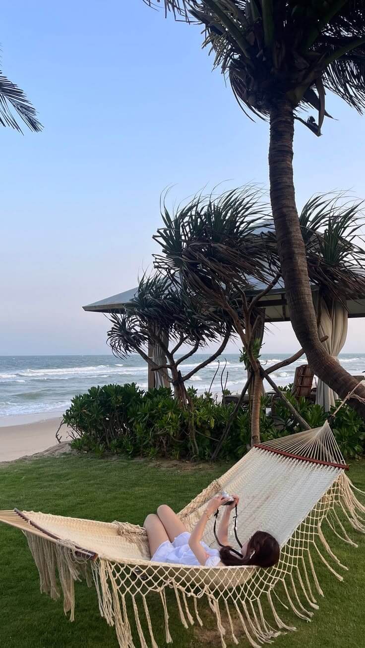 Kiểu Tạo Dáng Chụp Ảnh Đi Biển Cho Nữ - Nằm trên ghế hay xích đu