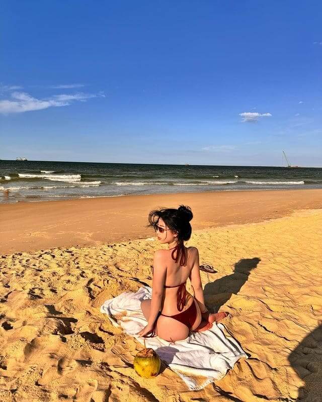 Kiểu Tạo Dáng Chụp Ảnh Đi Biển Cho Nữ - Bikini gợi cảm