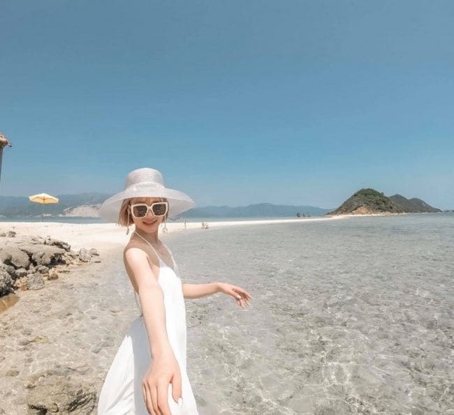 Kiểu Tạo Dáng Chụp Ảnh Đi Biển Cho Nữ - Follow me