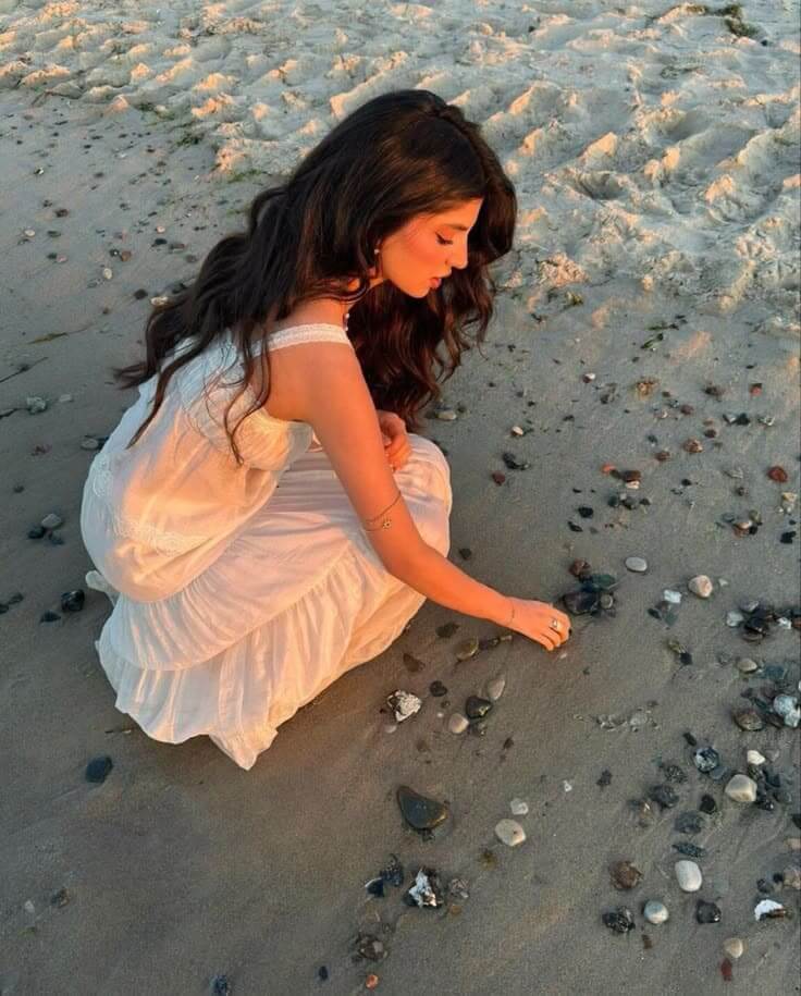 Kiểu Tạo Dáng Chụp Ảnh Đi Biển Cho Nữ - Ngồi trên cát