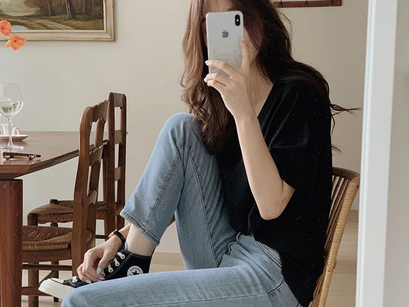 Chụp ảnh tự sướng thật tự nhiên trước gương