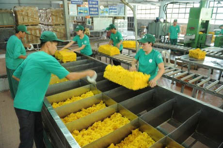 Cân đong và hoàn thiện sản phẩm cao su