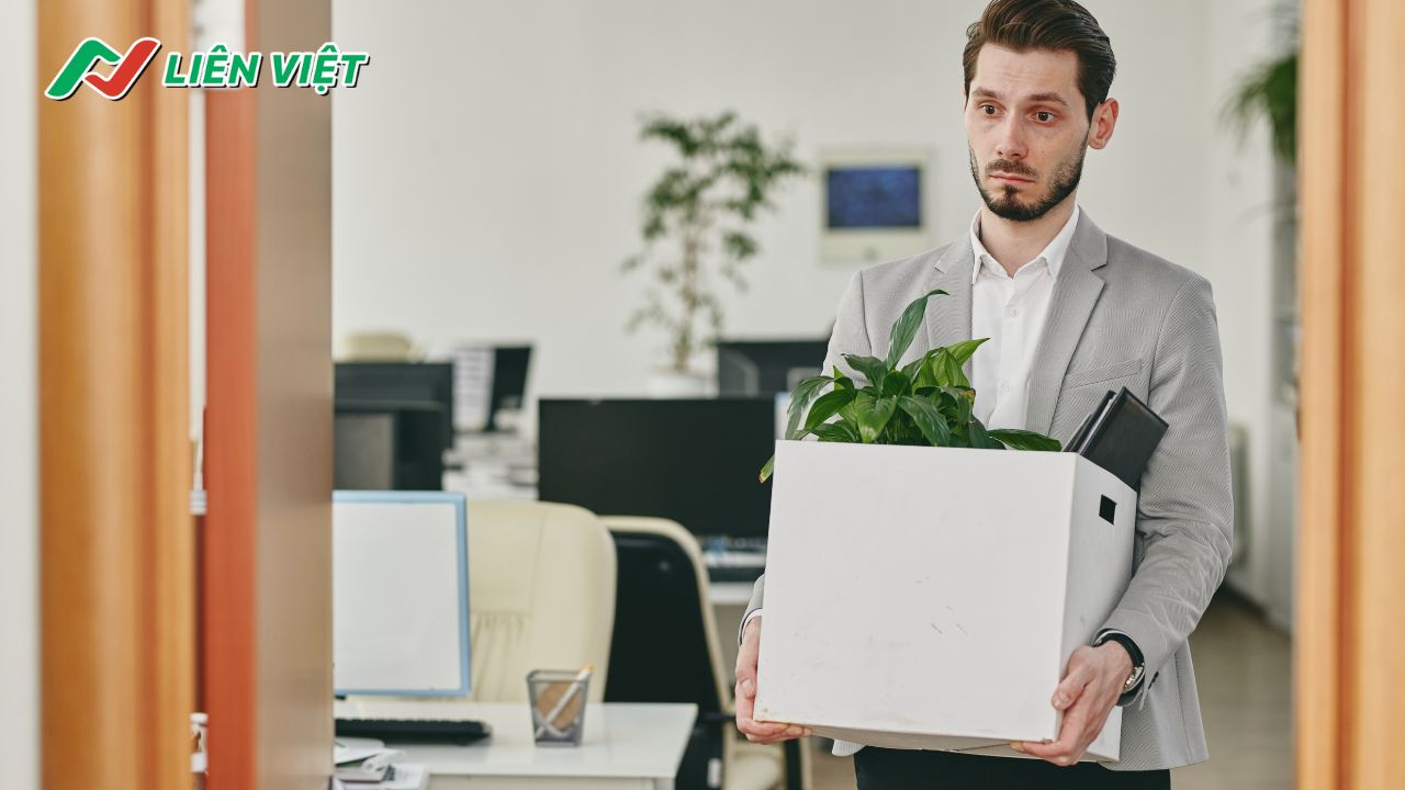 Hậu quả của việc bị cách chức, giáng chức như thế nào?