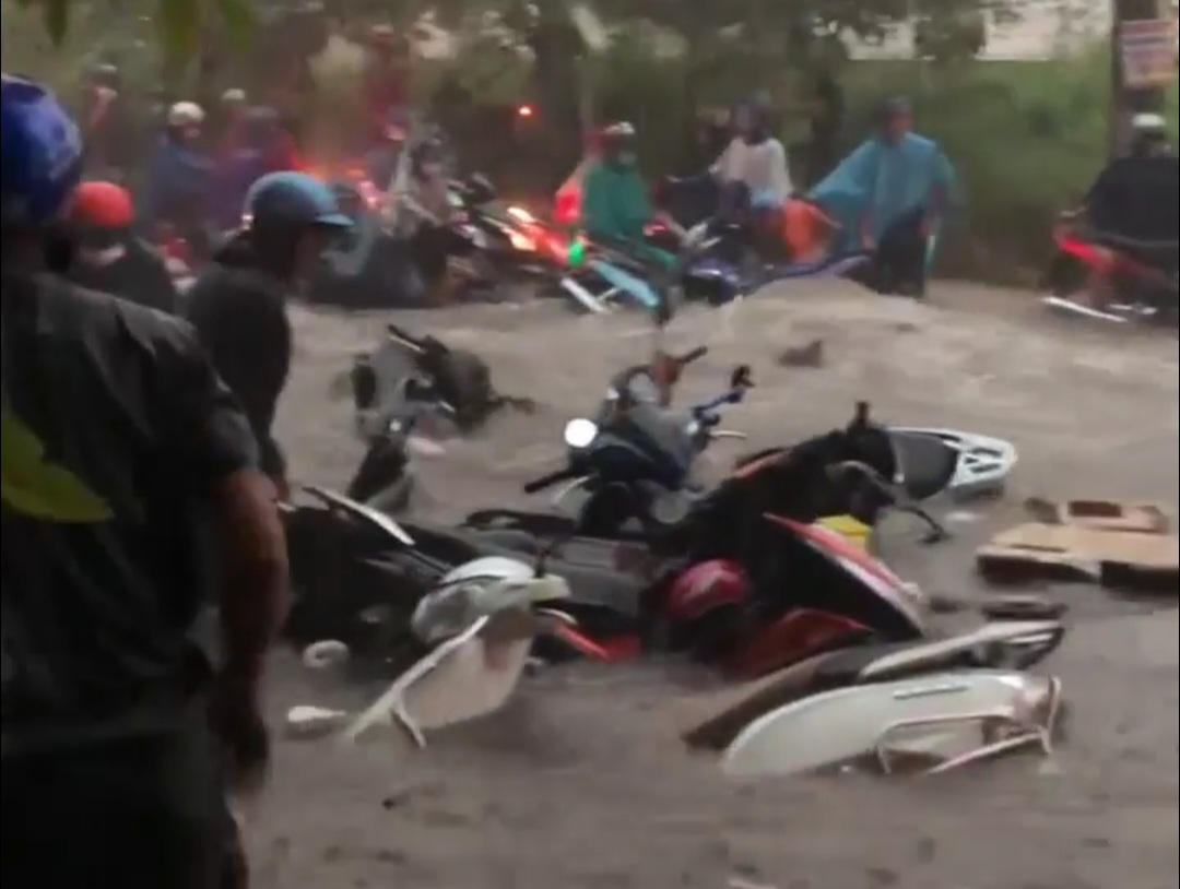 Vì sao miền Nam xuất hiện mưa to, nước lớn chảy siết như suối?