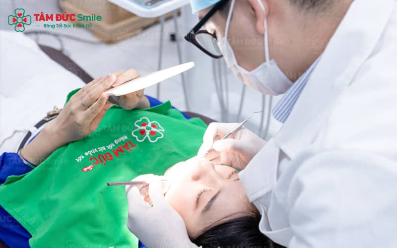 Bác sĩ phân tích chi tiết trước khi đưa ra chỉ định nhổ răng