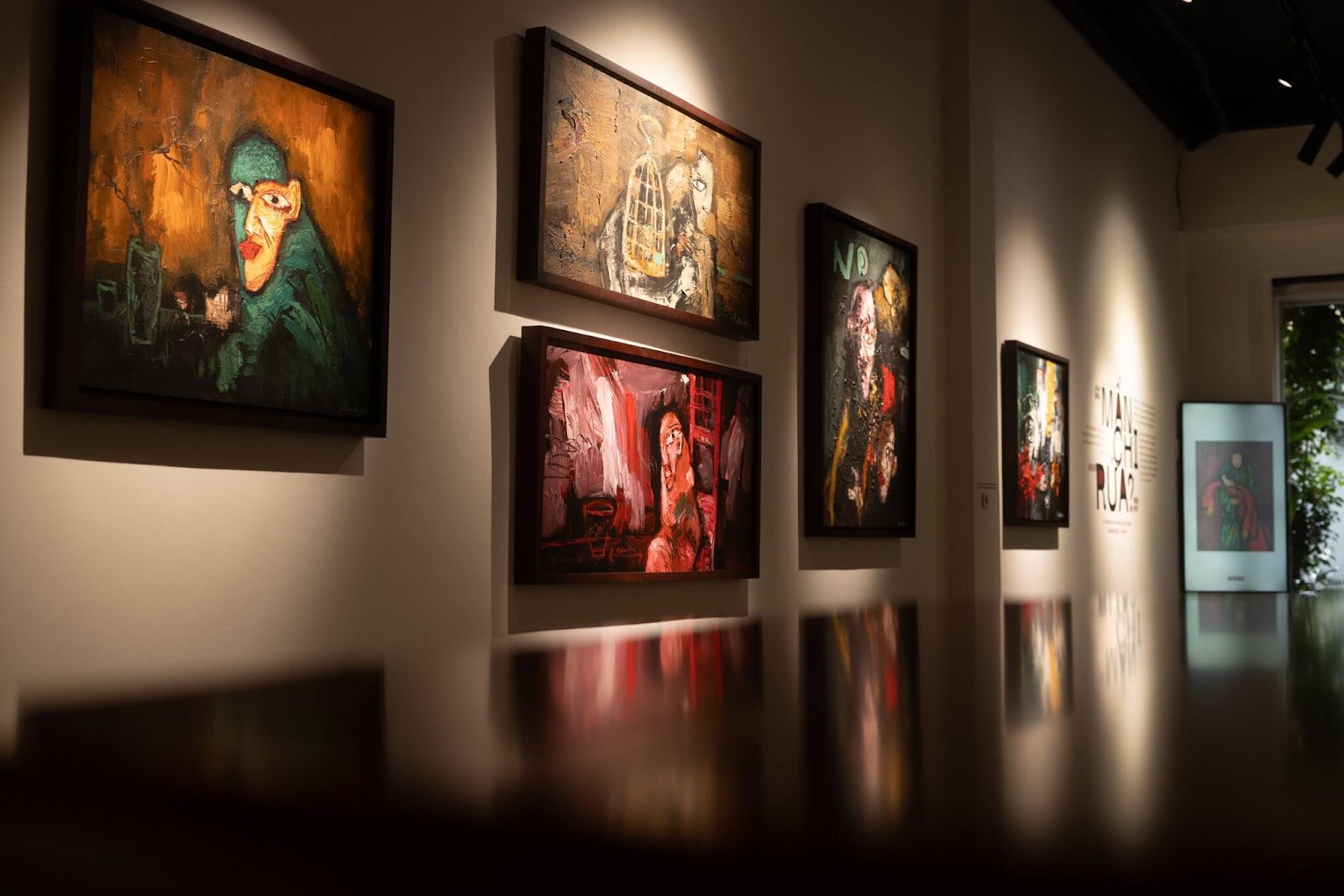 Triển lãm tựa như dòng chảy văn hóa qua ánh nhìn của những người từng trải