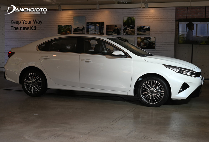 Nhờ kích thước lớn nhất nhì phân khúc nên nhìn từ bên hông