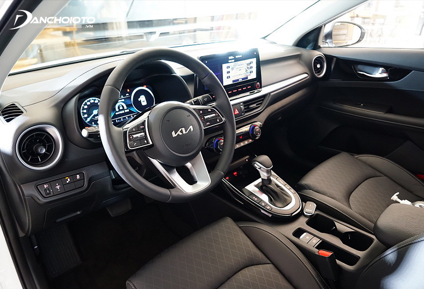 Vô lăng 3 chấu thể thao, vị trí trung tâm có logo mới