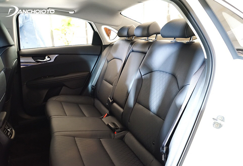 Hàng ghế sau rộng rãi, thoải mái