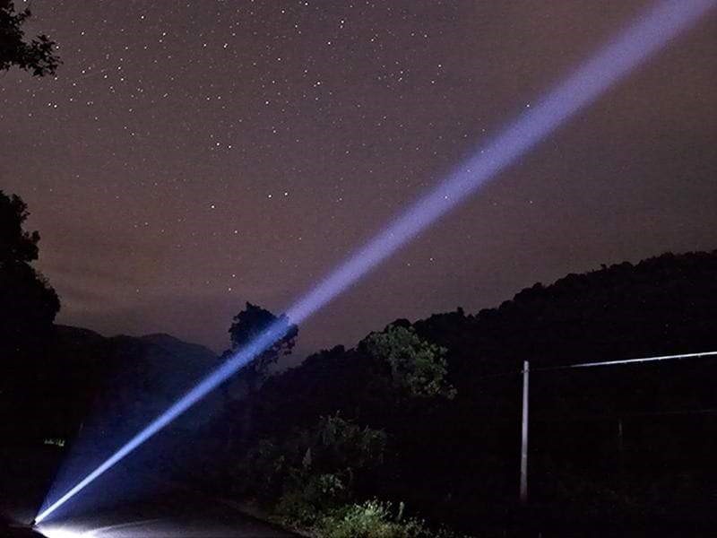 Hình ảnh đèn pin khi bật tạo ra chùm sáng song song. (Ảnh: Sưu tầm Internet)