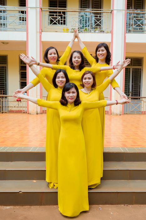 Tiếng cười vang xa giữa khoảng trời thanh