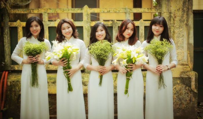 Từng tà áo khẽ bay theo gió chiều hiền hòa