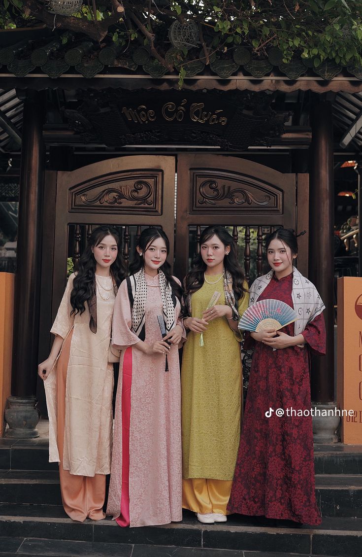 Áo dài thầm thì cùng gió sớm