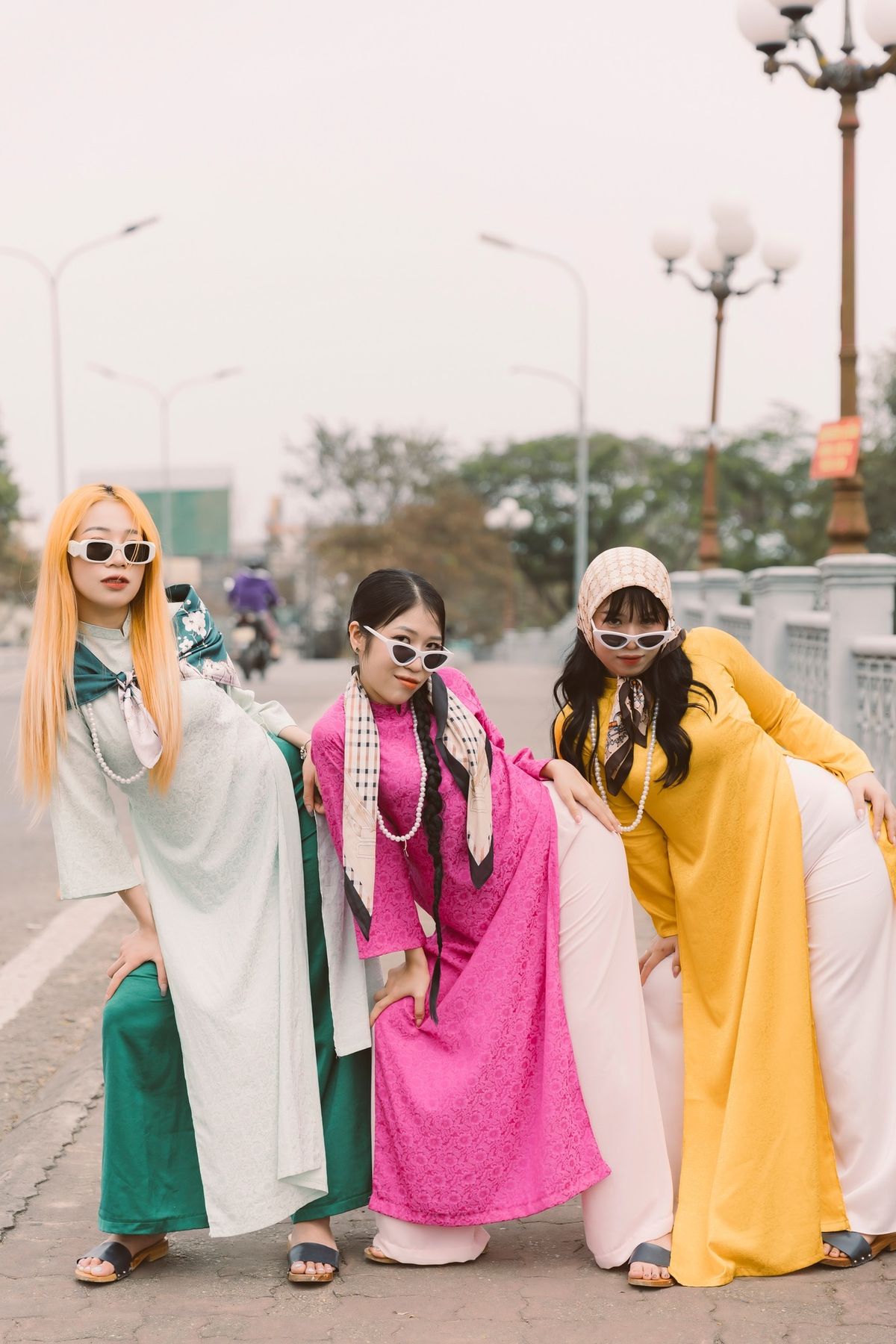 Tà áo chạm nhẹ vào mùa ký ức