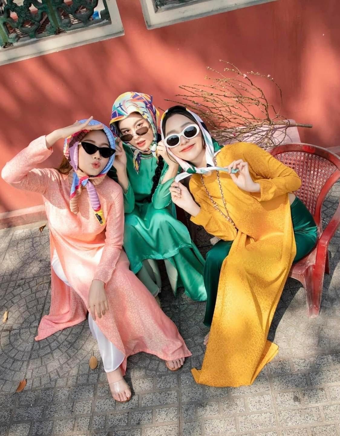 Tà áo dài buông nhẹ như sông trôi êm ả