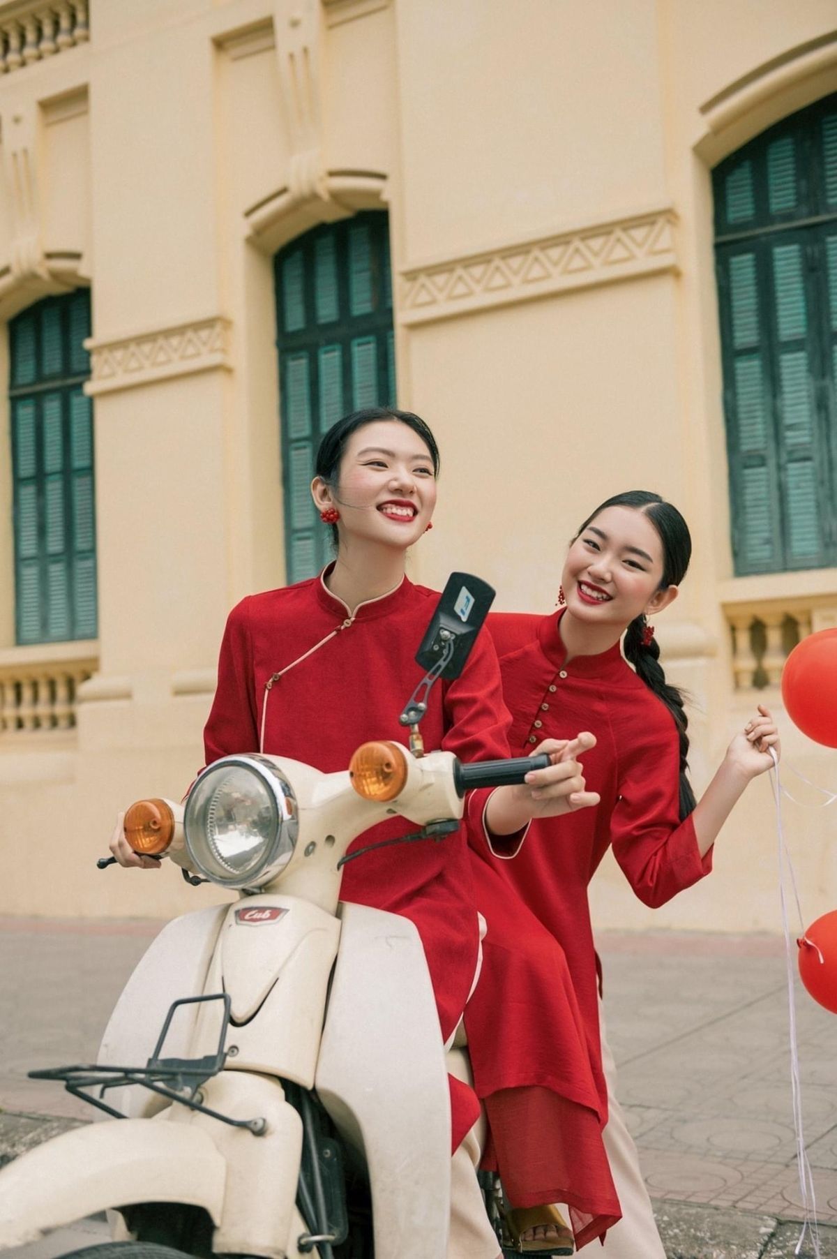 Tà áo dài kể câu chuyện không lời