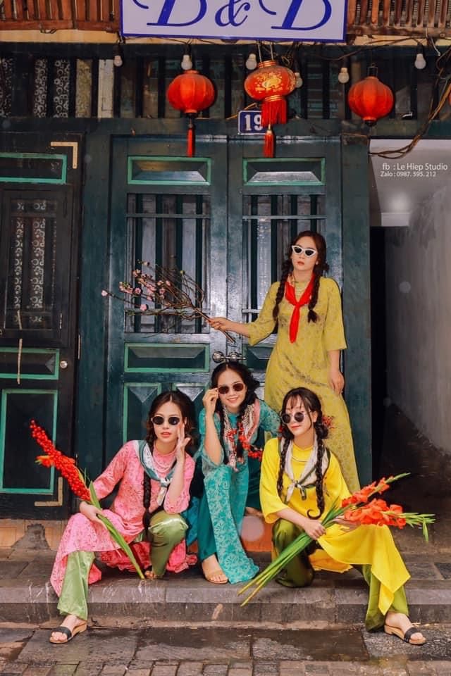 Tà áo dài nhẹ buông như khúc nhạc trầm