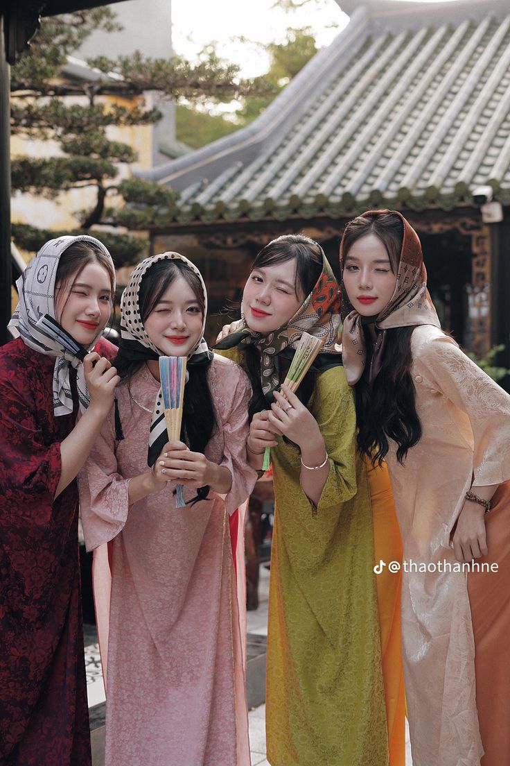 Tà áo dài ôm trọn nét duyên dịu dàng