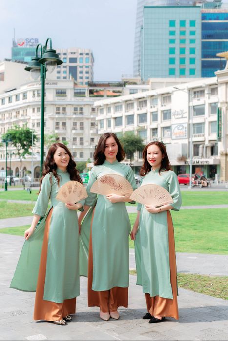 Cách tạo dáng chụp ảnh áo dài nhóm