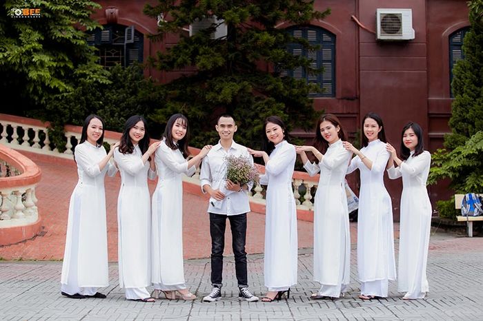 Nắng nghiêng soi dáng ai dịu dàng e ấp