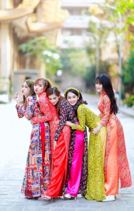 Ánh mắt dịu dàng như gió xuân đầu hạ