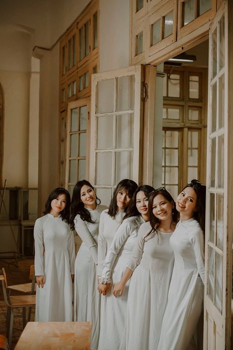 Dáng ai nghiêng mình theo nhịp gió mơn man