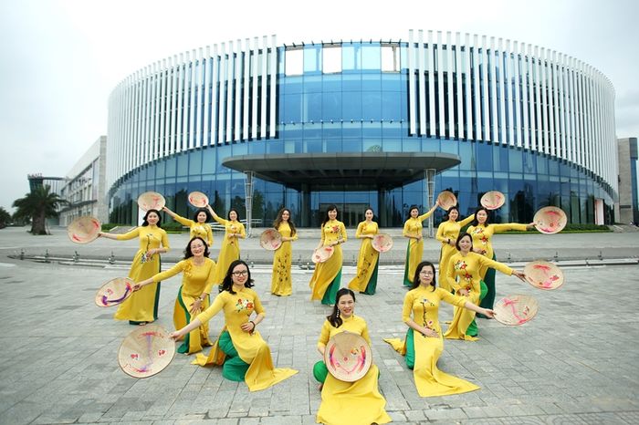 Dòng thời gian cũng chậm lại vì nụ cười ấy