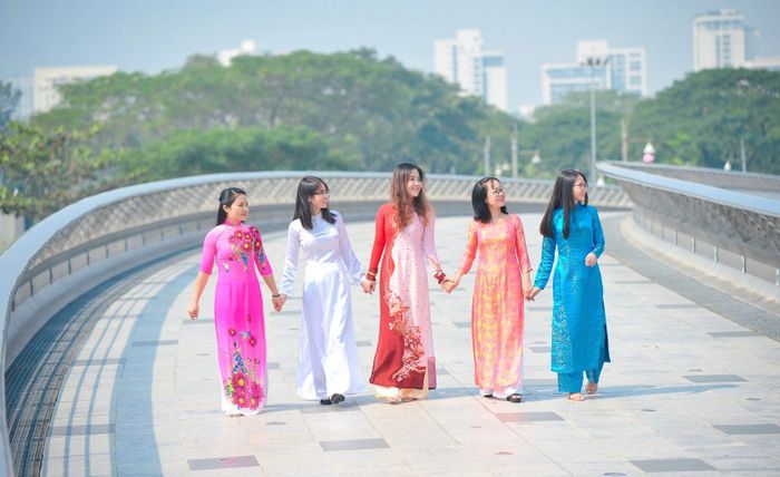 Giữa phố xưa, dáng đứng thật an nhiên