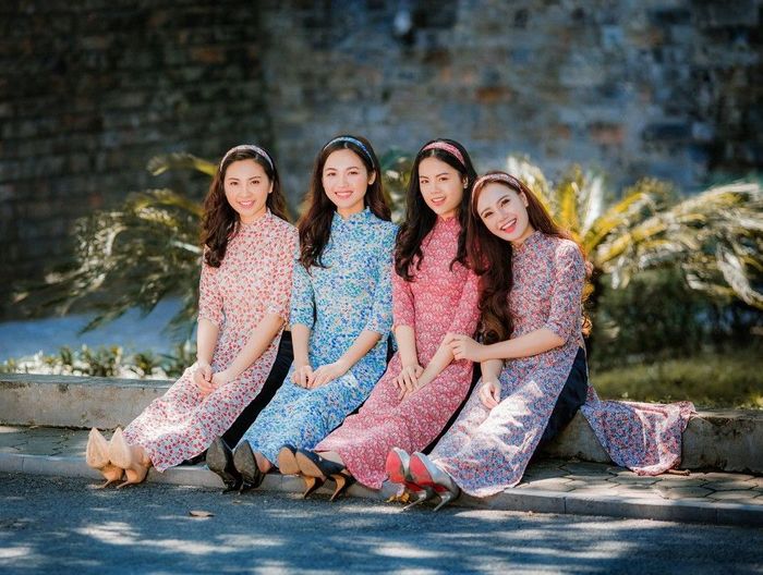 Gió chạm khẽ vào từng nếp áo dịu dàng