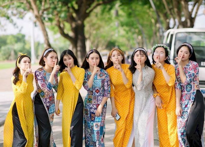 Mỗi dáng đứng là một bông hoa tỏa hương