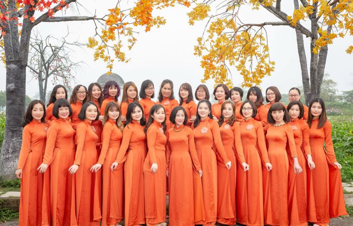 Áo dài nghiêng theo nhịp gió mênh mang