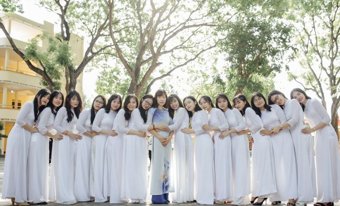 Nụ cười tỏa sáng hơn cả nắng vàng