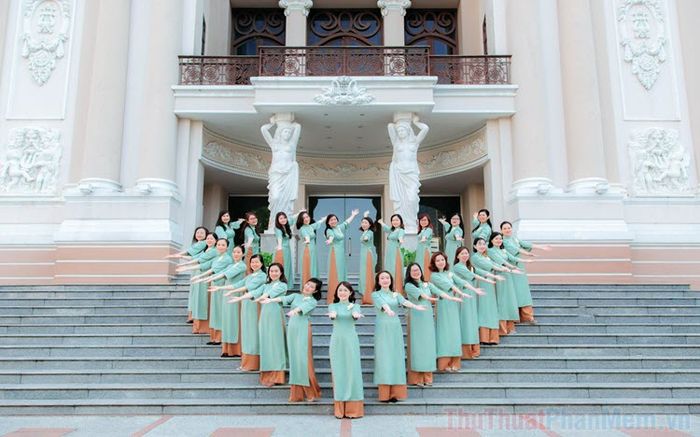 Ánh nắng khẽ đậu trên vai ai yên ả