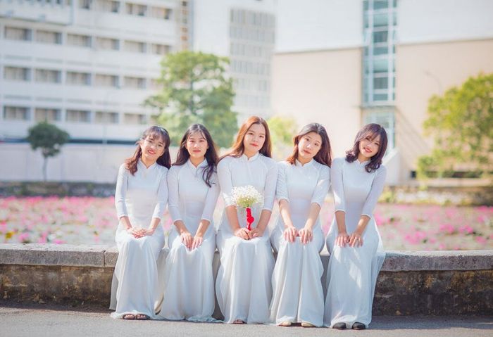 Bức tranh thanh xuân vẽ bằng tà áo dài