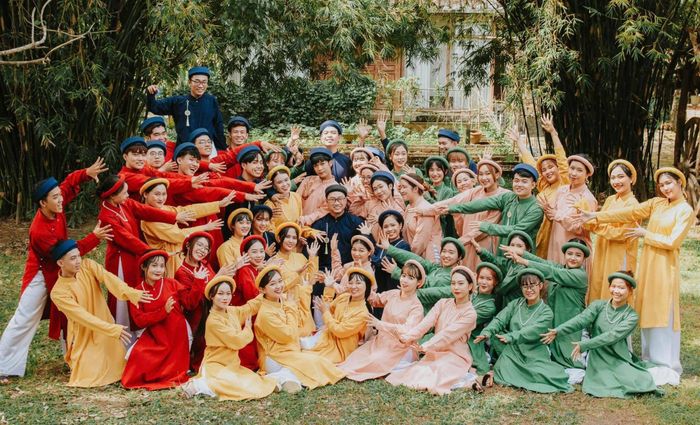 Dáng ai thướt tha tựa cánh hoa lay động