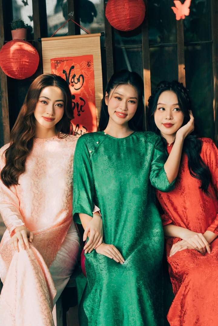 Áo dài buông nhẹ theo từng bước chân