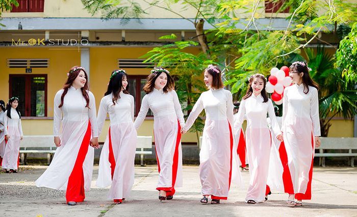 Tà áo dài giữ hồn quê trong từng nếp vải