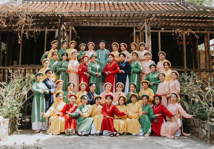 Gió mùa thu khẽ ru tà áo mỏng manh