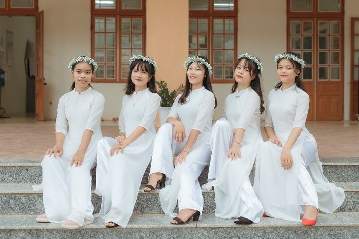 Tà áo dài như sóng vỗ vào miền ký ức