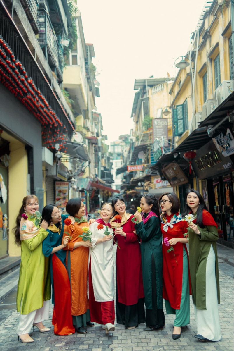 Áo dài ôm ấp nét thanh xuân