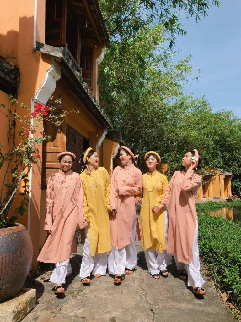 Dáng đứng e ấp bên những nụ cười tươi