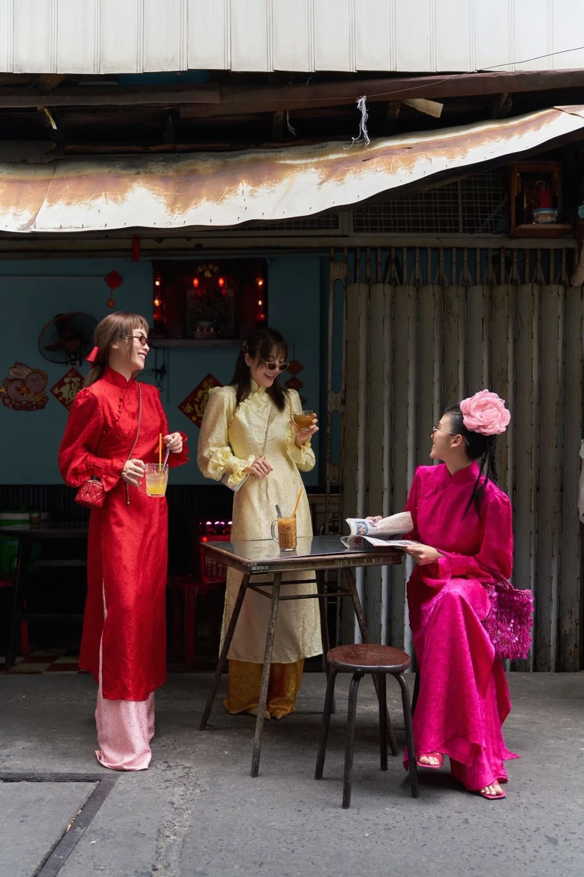 Từng ánh nhìn chứa đựng cả trời thương nhớ