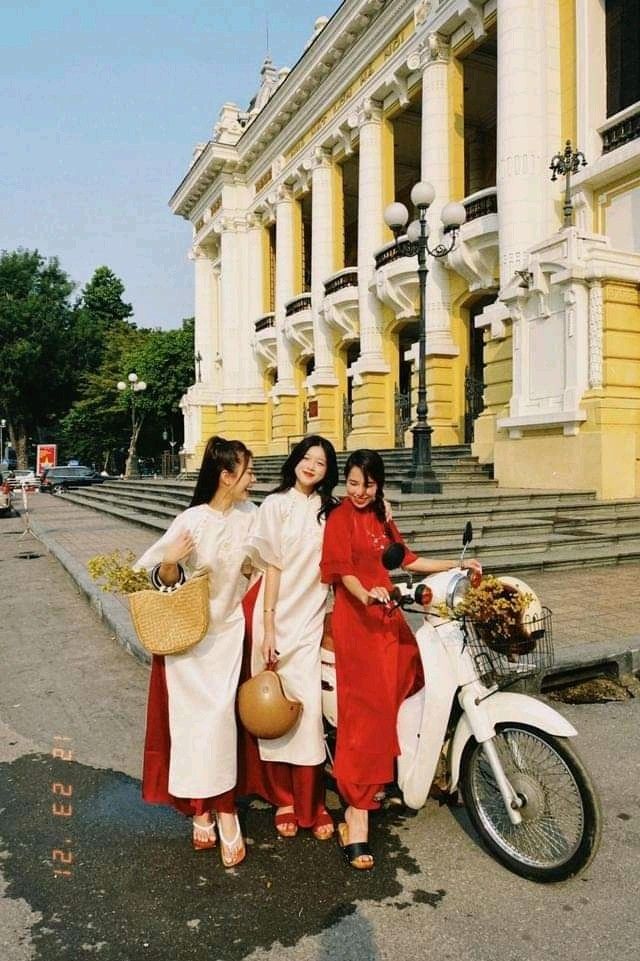 Mắt nhìn nhau, nụ cười cùng ngân nga