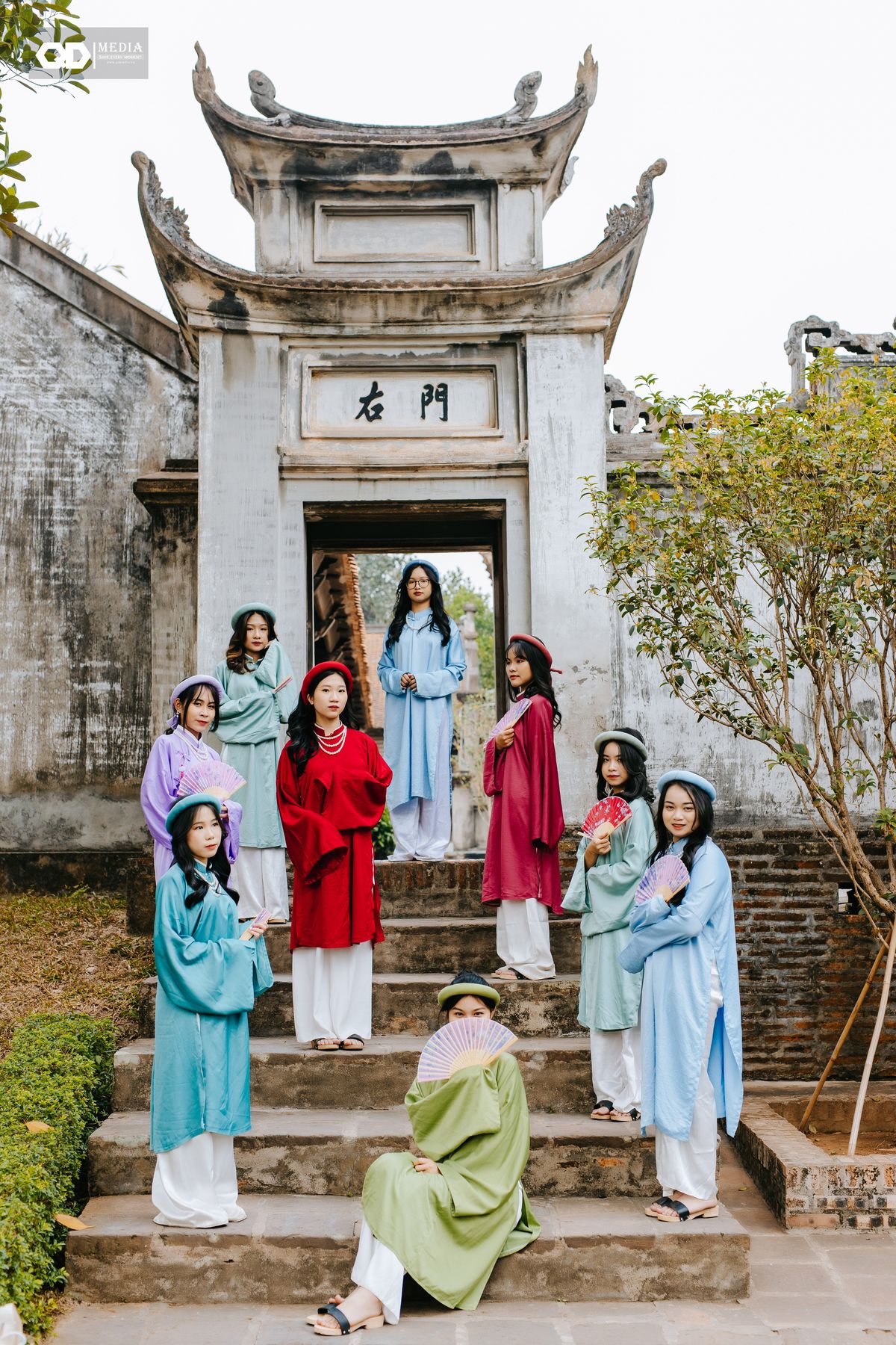 Một thoáng kiêu sa giữa nền trời trong vắt