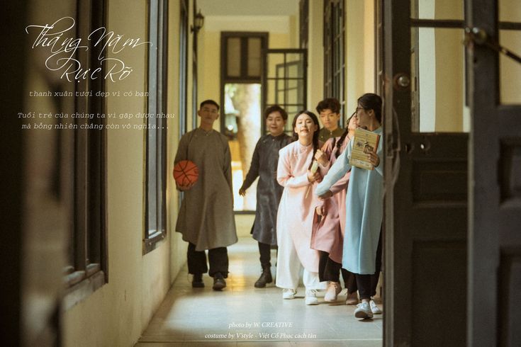 Nhóm bạn và tà áo - bức tranh thanh xuân